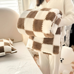Lightweight Fleece Blanket in Stylish Check Design – Soft and Breathable Comfort