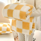 Lightweight Fleece Blanket in Stylish Check Design – Soft and Breathable Comfort
