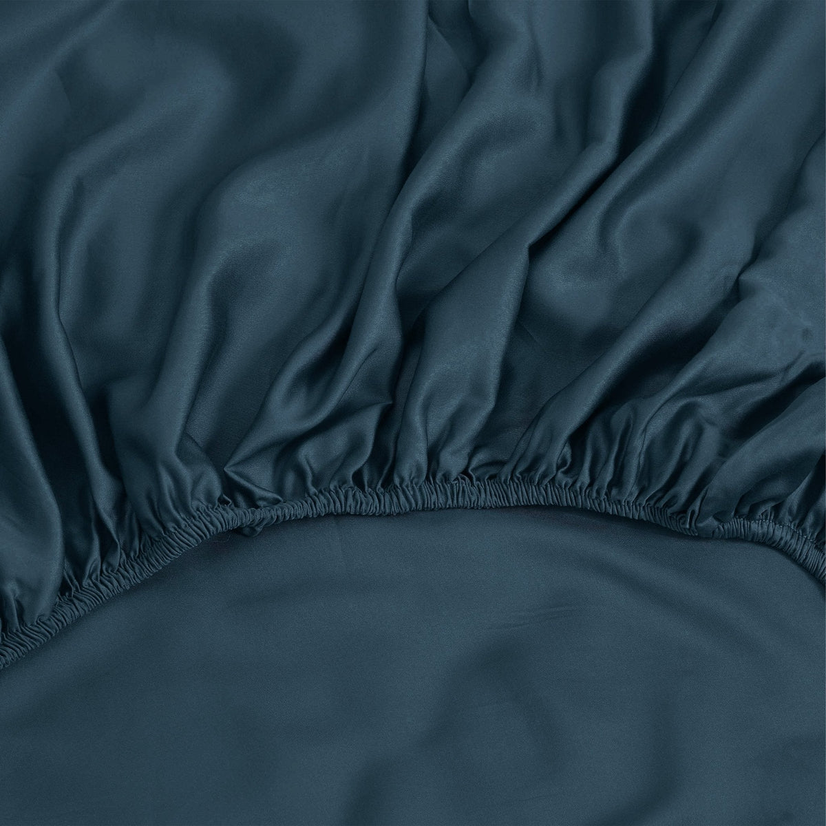 Complete Bedding Ensemble with Fitted Sheet and Pair of Pillowcases