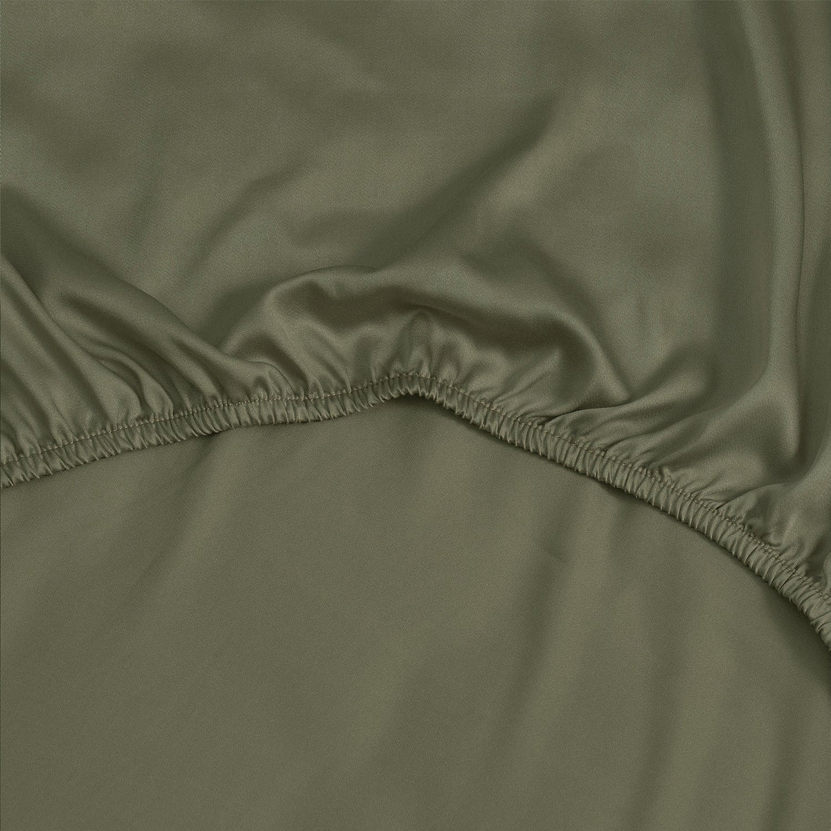 Complete Bedding Ensemble with Fitted Sheet and Pair of Pillowcases