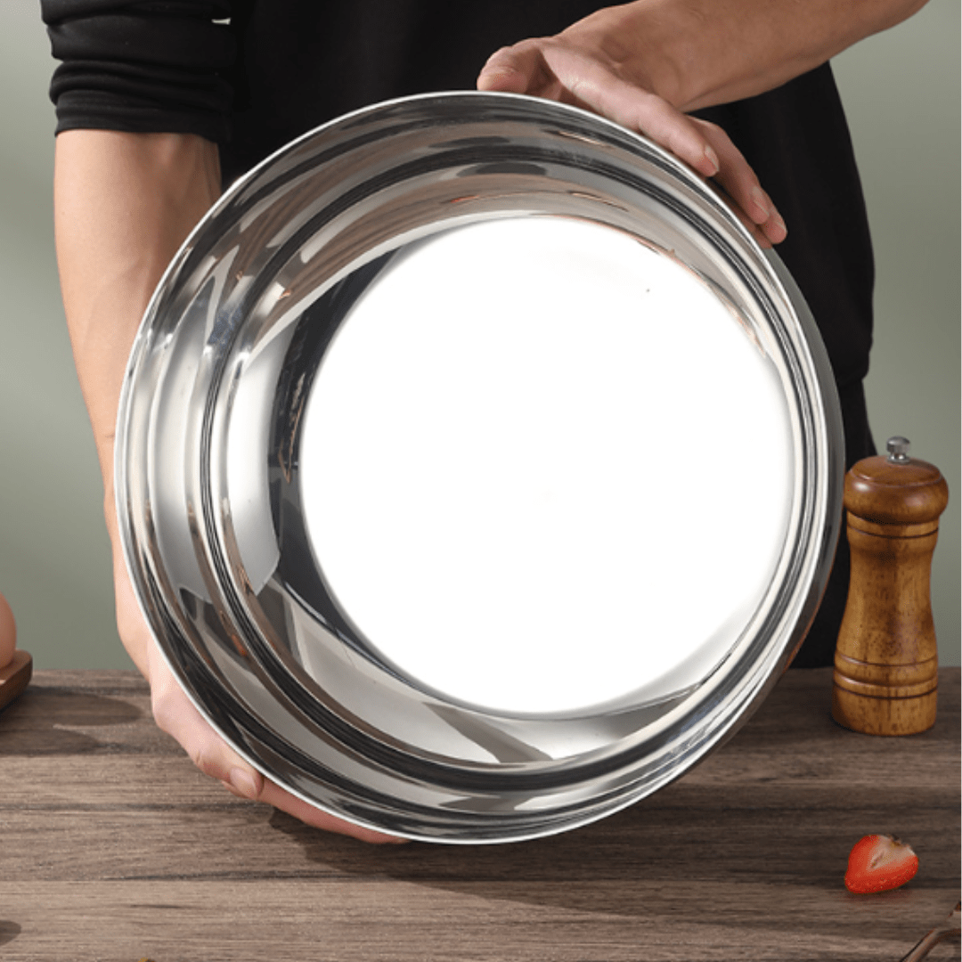 Spacious Mixing Bowl Featuring a Glass Cover