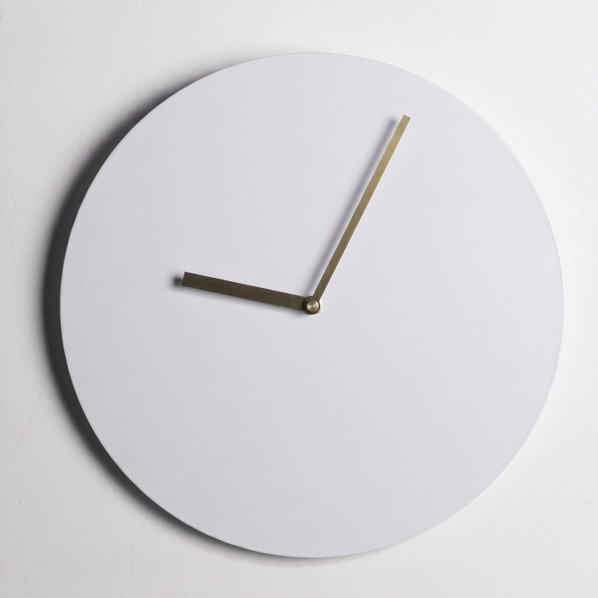 Numberless Round Wall Clock with Minimalist Design