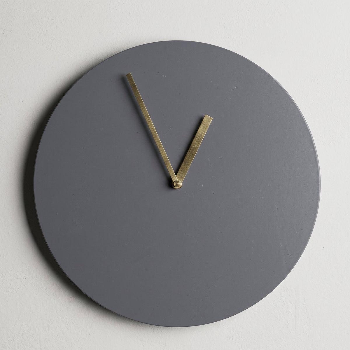 Numberless Round Wall Clock with Minimalist Design