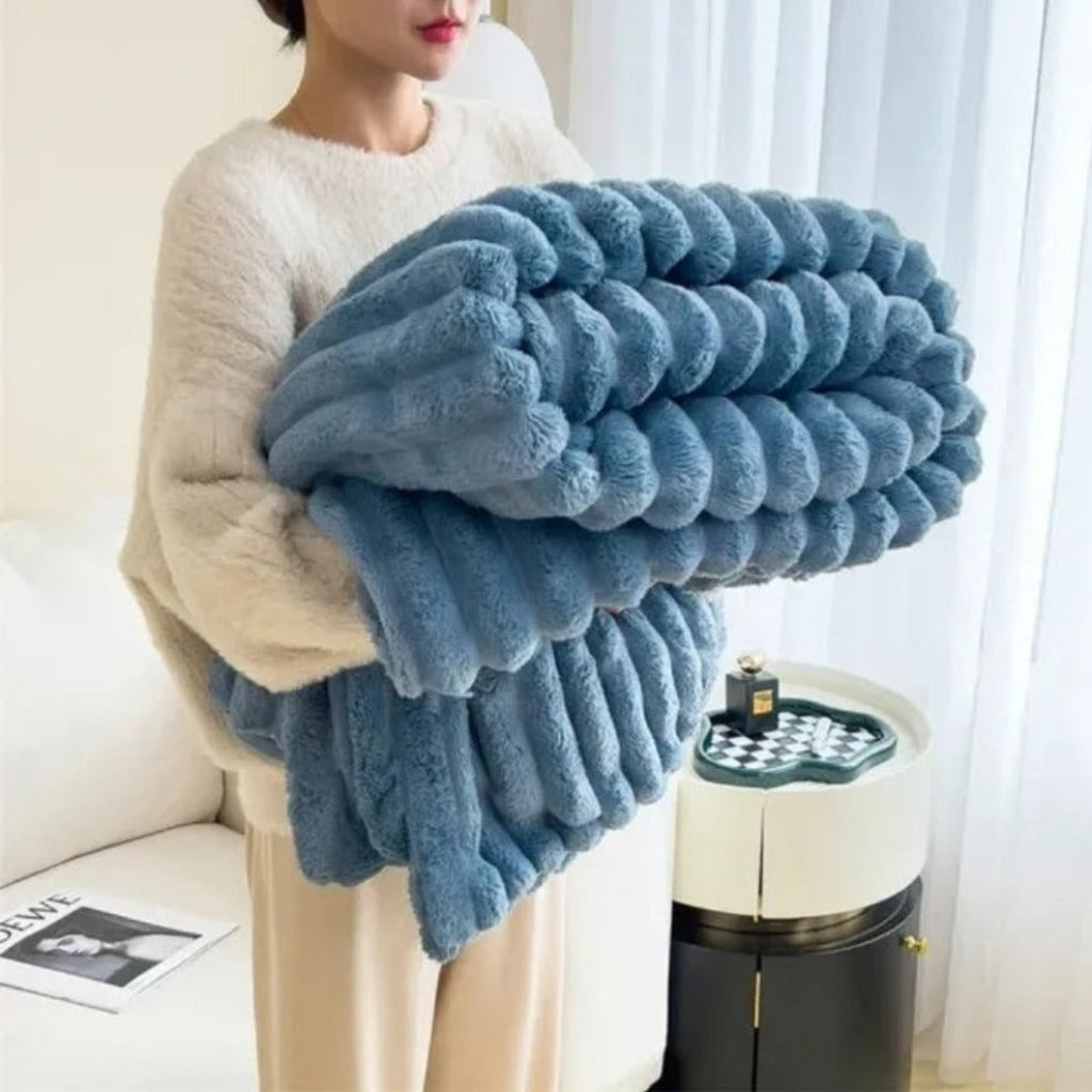 Oversized Plush Throw Blanket – Soft and Textured Comfort